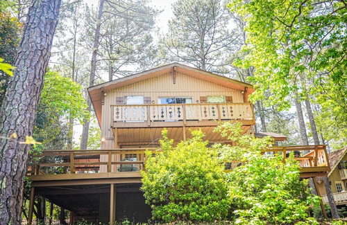 Pine Mountain Chalet De Esquí | Lake View Vacation perfect place to unwind & only 1 mile from Callaway Gardens!
