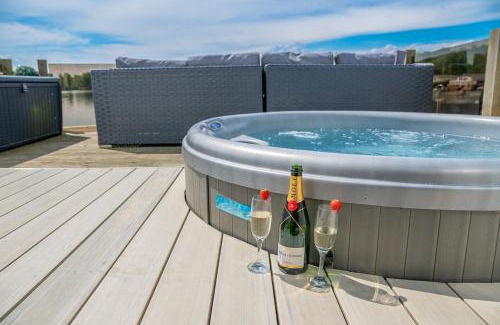 Tattershall Casa | Lake View with Private Hot Tub at Tattershall Lakes