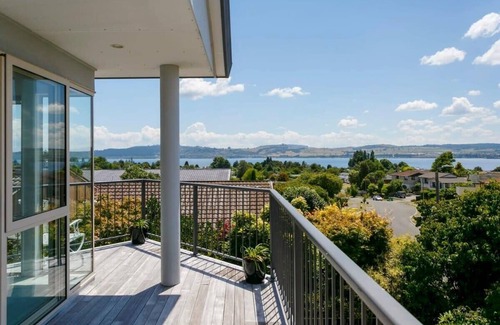 Richmond Heights Casa | Lake Views! 5min to Town Centre *No Service Fee*