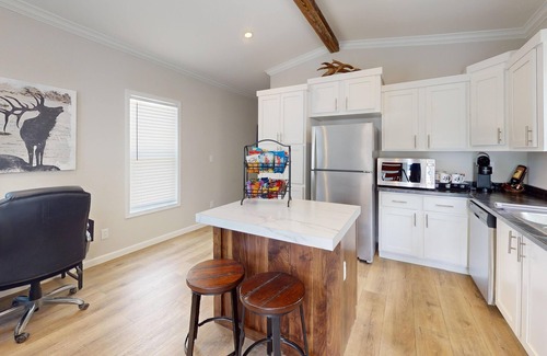 Ingram Cabina | 2 Bedroom Cabin with Lake Views and Lake Access w/ Dock