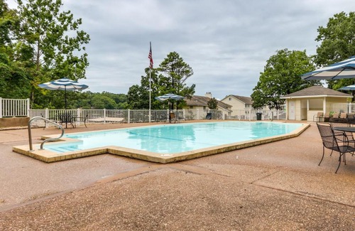 Osage Beach Apartamento | Lake Views and Pool Access Condo in Osage Beach!