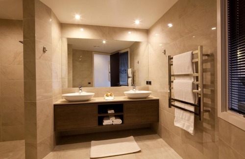 Fernhill Villa | Lake Views at Aspen House by Amazing Accom