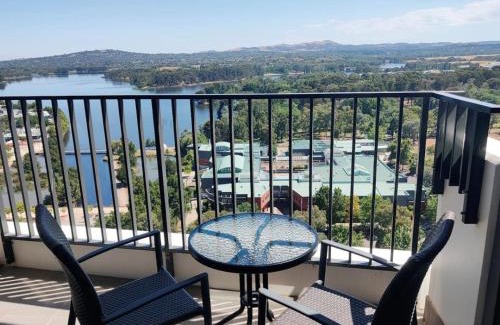 Belconnen Apartamento | Lake Views Balcony in Spacious 1 Bed Unit - Hosted by CanStay