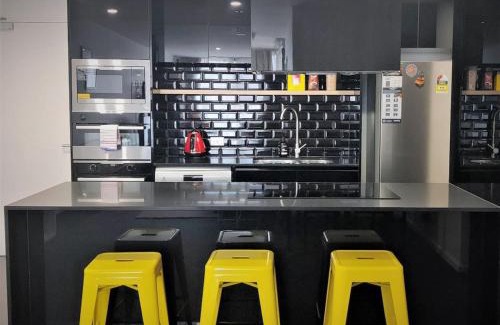 Belconnen Apartamento | Lake Views Balcony in Spacious 1 Bed Unit - Hosted by CanStay
