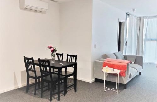 Belconnen Apartamento | Lake Views Balcony in Spacious 1 Bed Unit - Hosted by CanStay