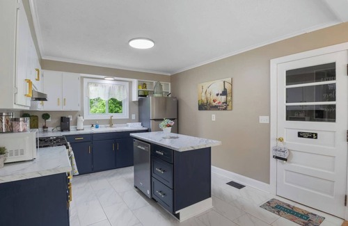 Seneca Falls Casa | Lake Views | Cayuga Wine Trail | Hot Tub | FLX