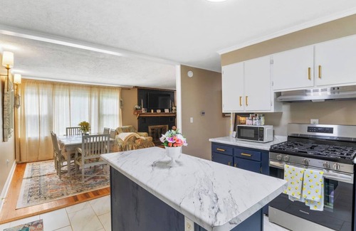 Seneca Falls Casa | Lake Views | Cayuga Wine Trail | Hot Tub | FLX