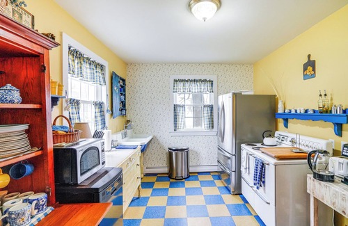 Pittsfield Cabaña | Lake Views & Dock Access - Pittsfield Cottage!