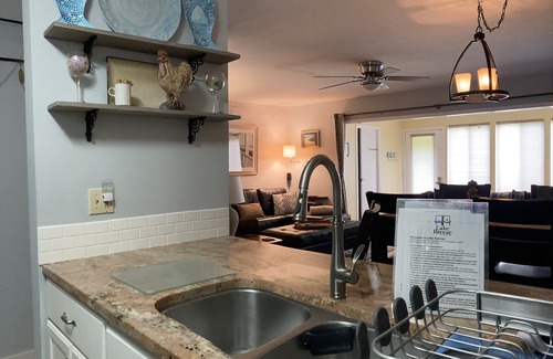 Port Clinton Condominio | Vistas al lago de las islas. Camina hasta los muelles Jet Express Docks en el centro RECIENTEMENTE RENOVADO!