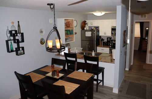Port Clinton Condominio | Vistas al lago de las islas. Camina hasta los muelles Jet Express Docks en el centro RECIENTEMENTE RENOVADO!
