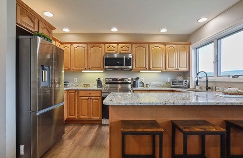 Thayerville Villa | Lake Views * Hot Tub * Fast Wi-Fi * Renovated