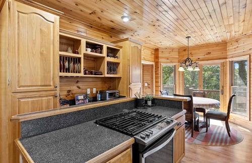 Morganton Cabina | Lake Views | Hot Tub | Fire Pit | Micro Events