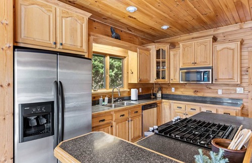 Morganton Cabina | Lake Views | Hot Tub | Fire Pit | Micro Events