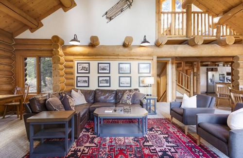 Wolfe Estates Apartamento | Lake Views King Cabin w Hot Tub | Trails | Sleds