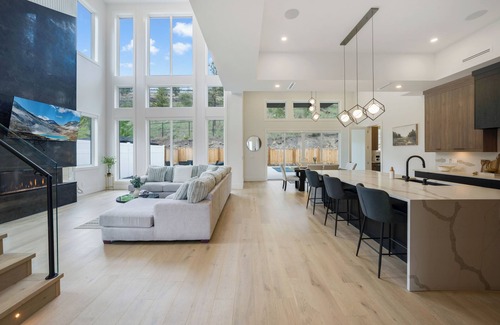 Central Okanagan Casa | Lake views, Pool & Retreat Backyard patio + BBQ!