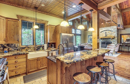 Eureka Cabina | Lake Views & Resort Perks: Spacious Eureka Cabin!