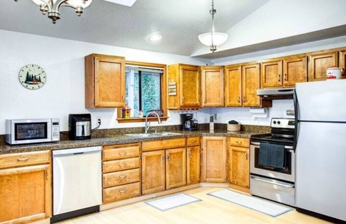 McKenna Casa | Lake Views w/Hot Tub+Pet Friendly