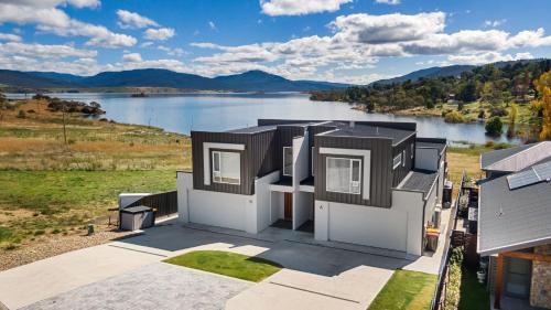 East Jindabyne Casa | Lake Villavista - 4BR Luxury Townhouse l Pet Friendly l Lake Views l WiFi l BBQ
