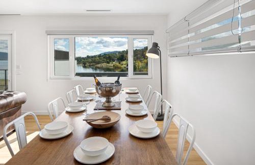 East Jindabyne Casa | Lake Villavista - 4BR Luxury Townhouse l Pet Friendly l Lake Views l WiFi l BBQ