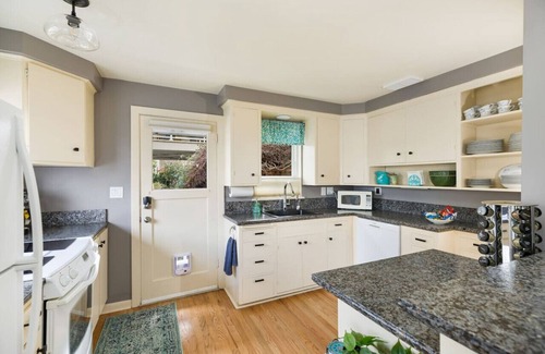 Rainier Valley Casa | Lake Washington View Home with Hot Tub BBQ Garden