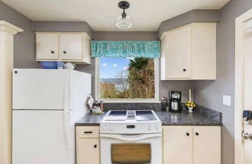 Rainier Valley Casa | Lake Washington View Home with Hot Tub BBQ Garden