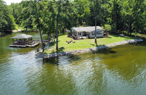 Liberty Hill Casa | Lake Wateree SC Waterfront Home 3B/2Ba w/ King Bed, Loads of Amenities & Dock!