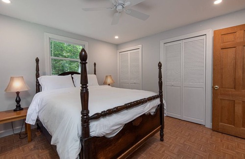 Meredith Casa | Lake Waukewan Cabin- 3 minutes to private community beach!