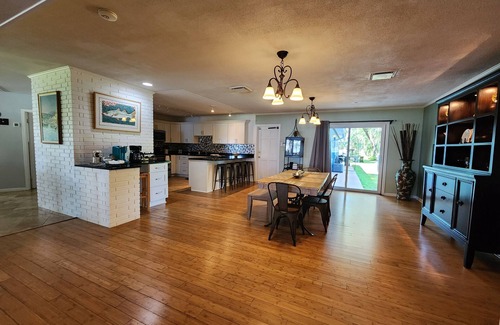 Auburndale Casa | Lake Whistler Beach House with lakefront pool