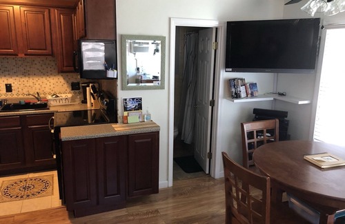 Laconia Cabaña | 2-BDRM / 1-BTH; Vista del lago Winnipesaukee con muelle en la bahía de Paugus, Laconia
