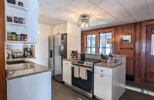 Gilford Cabina | Lake Winnipesaukee Waterfront Lodge with Boat Slip and Dogs Welcome!