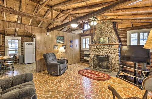 Rice Lake Cabina | Lakefront 1930’s Log Cabin w/ Dock & Fire Pit!