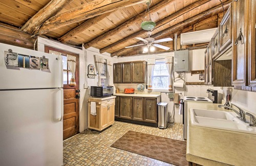 Rice Lake Cabina | Lakefront 1930’s Log Cabin w/ Dock & Fire Pit!