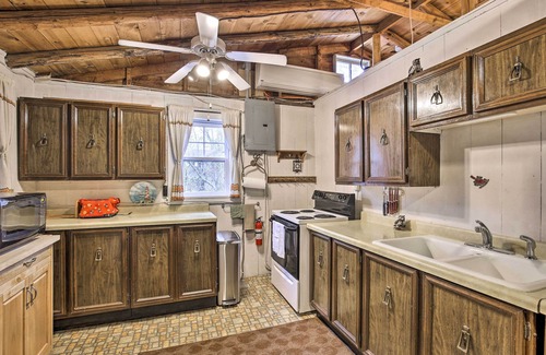 Rice Lake Cabina | Lakefront 1930’s Log Cabin w/ Dock & Fire Pit!