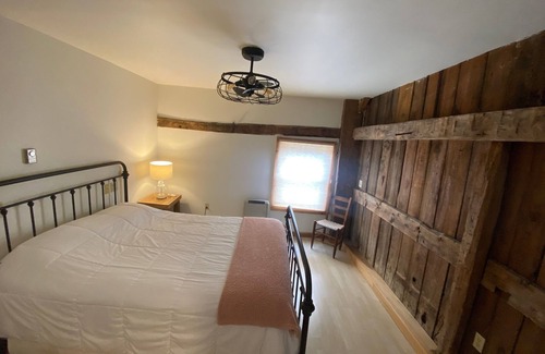 Isle La Motte Casa | Lakefront 19th Century Vermont Barn Home - Dogs OK - Cycling - ICE fishing Lake