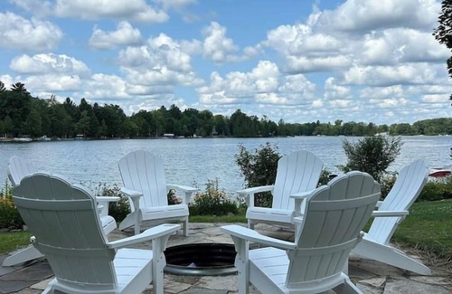 Lake Cabaña | Lakefront | 2 Saunas, Firepit, Kayaks, Dock & Boat
