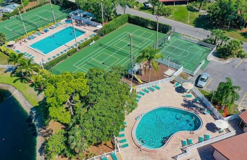 South Bradenton Condominio | Lakefront 2BR condo near IMG - Pool - Pickleball - Tennis - Sun N Palms