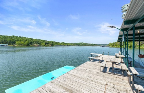 Kimberling City Cabina | Lakefront 2BR Duplex Cabin w/Pool + Boat dock