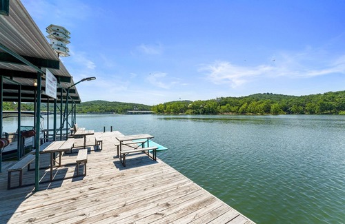 Kimberling City Cabina | Lakefront 2BR Duplex Cabin w/Pool + Boat dock