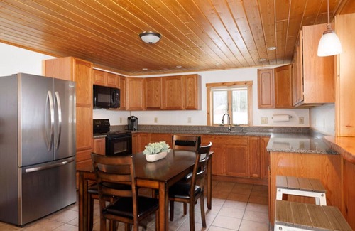 Bethlehem Cabaña | Lakefront 3 Bedroom Log Cabin
