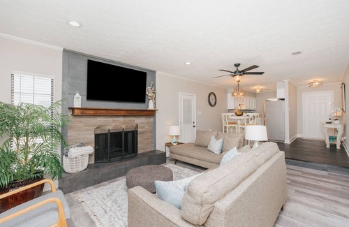 Warner Robins Casa | AtHome+1 Stay | Lakefront 3BR | 2 Car Garage