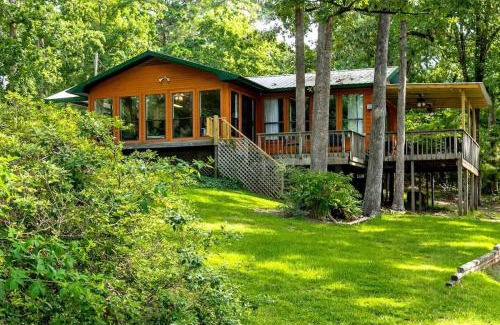Negreet Casa | Lakefront 3BR with Bunkhouse and Kayaks, Rowboat Included
