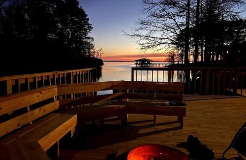 Negreet Casa | Lakefront 3BR with Bunkhouse and Kayaks, Rowboat Included