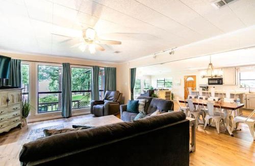 Negreet Casa | Lakefront 3BR with Bunkhouse and Kayaks, Rowboat Included