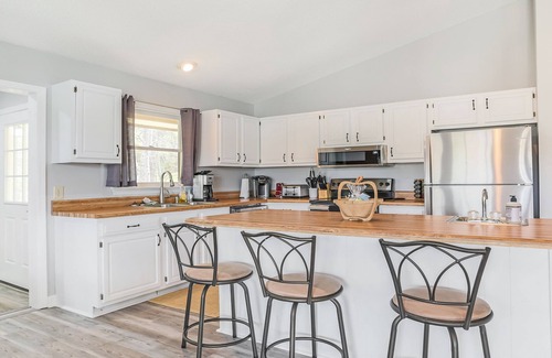 Wise Casa | Lakefront; Deep water; Large Porch; 4 day min; 4bd-2ba; Sleeps 14; Pet friendly