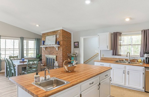 Wise Casa | Lakefront; Deep water; Large Porch; 4 day min; 4bd-2ba; Sleeps 14; Pet friendly