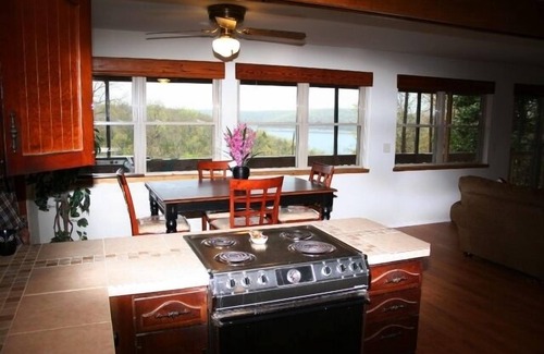 Mountain Home Casa | Lakefront 5 Br House - Tranquilo, asequible, espacioso y relajante