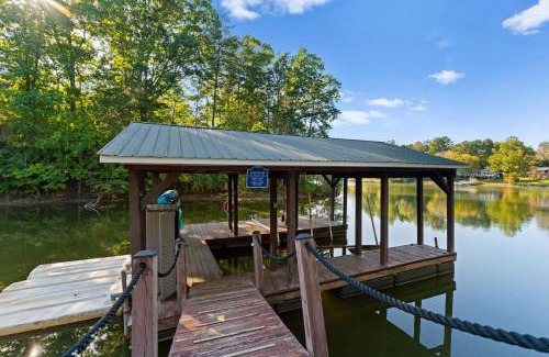 Denver Casa | Lakefront 6BDR Priv Dock Game Room Firepit Jakes Lake House by Avantstay