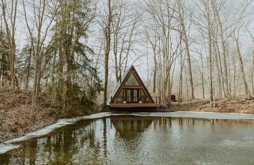 Navarre Cabina | Romantic Lakefront Aframe ~w Fireplace& Tub, Outside living space