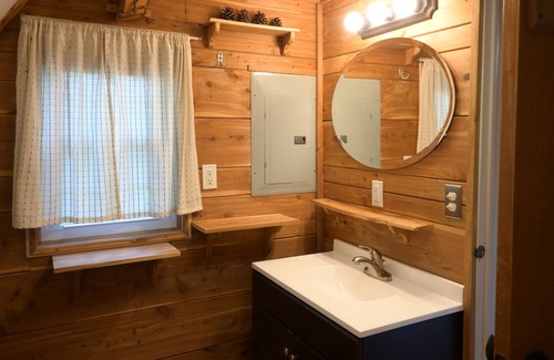 Sloans Valley Cabina | Lakefront A-frame: rare private dock, rock wall views, short walk to boat ramp