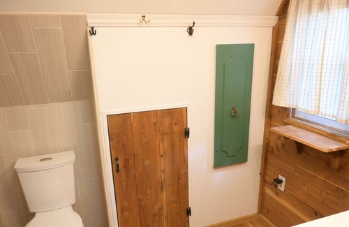 Sloans Valley Cabina | Lakefront A-frame: rare private dock, rock wall views, short walk to boat ramp